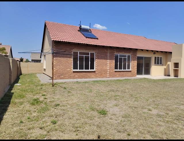 3 BEDROOM TOWNHOUSE FOR SALE IN WATERKLOOF AH